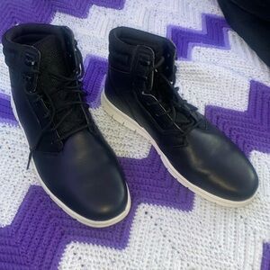 Timberland Sports boots men’s 9.5 women’s 11. Lightly used and slightly creased.